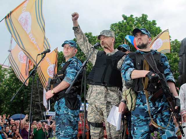 12 мая на митинге в обращении к жителям Луганска "народный губернатор" Болотов заявил, что Луганская народная республика, жители которой на референдуме 11 мая поддержали акт о государственном суверенитете, провозгласила независимость от Украины