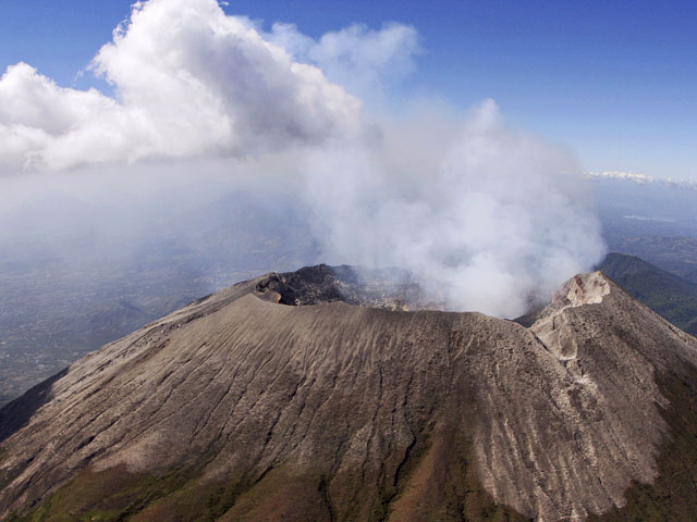 Около 1400 жителей центральноамериканской республики Сальвадор были вынуждены оставить свои дома из-за столба пепла, выброшенного вулканом Сан-Мигель