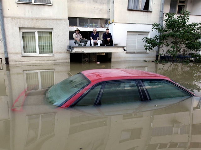 На Балканах растет число жертв разрушительного наводнения, которое уже окрестили "наводнением века"
