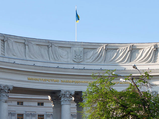 МИД Украины заявляет, что Россия не отвела свои войска от украинских границ, несмотря на соответствующие заявления президента Владимира Путина