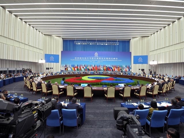 Лидеры стран-участниц Совещания по взаимодействию и мерам доверия в Азии (СВМДА) приняли итоговую декларацию по безопасности. В документе, который подписали 26 стран, говорится, что следующее - пятое - заседание организации пройдет в 2018 году