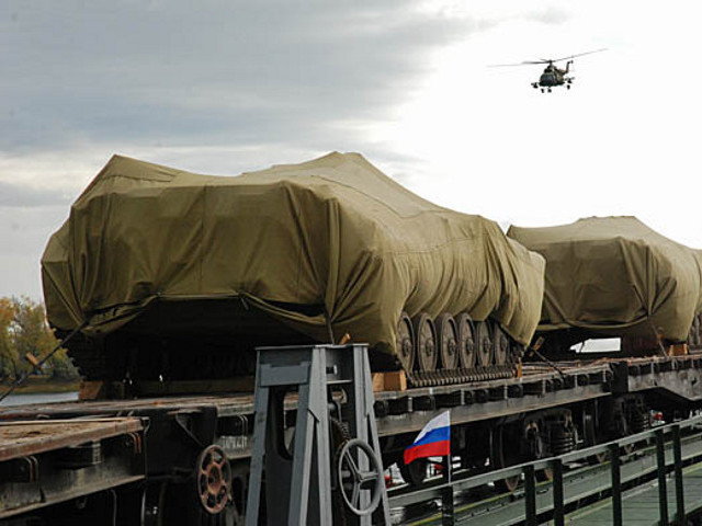 Отправка военной техники и вооружения, материальных средств осуществляется железнодорожными эшелонами