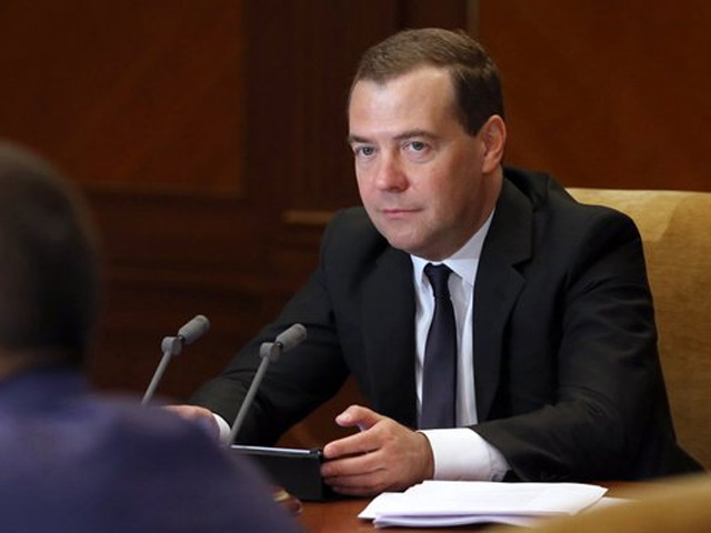 Премьер-министр Дмитрий Медведев пообещал поручить изучить возможность разрешения старшеклассникам досрочно сдавать итоговые экзамены по предметам, курс уроков по которым закончился раньше 11 класса