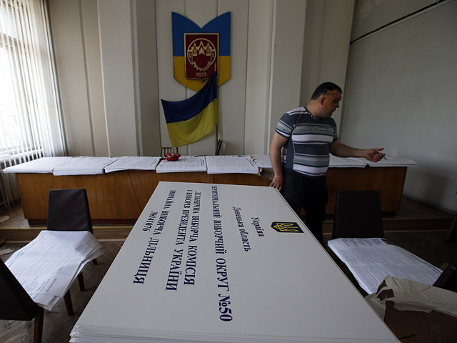 Легитимность предстоящих выборов "вызывает большие сомнения", отметил Нарышкин, "но, возможно, проведение выборов - это какой-то шаг к будущему диалогу". "Надеюсь, что выборы могут послужить импульсом к диалогу между сторонами"