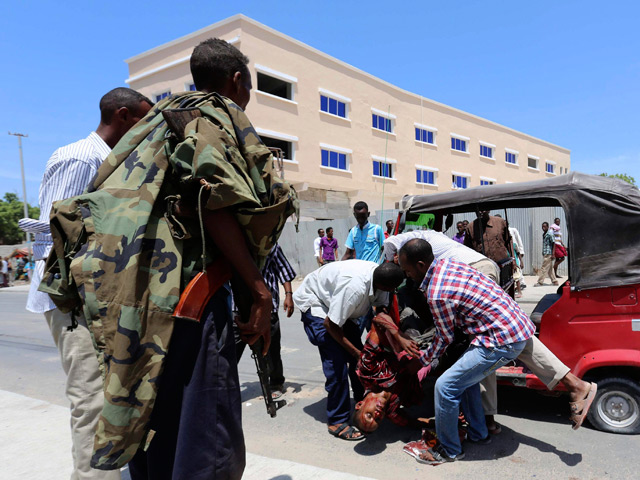 В здании парламента Сомали в столице страны Могадишо прогремели два мощных взрыва, после чего завязалась перестрелка