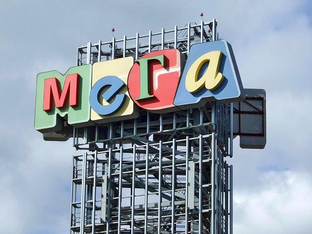 Из торгового центра "Мега" в подмосковных Химках в воскресенье эвакуировали более 11 тысяч покупателей после сообщения о заложенной бомбе. Взрывного устройства в итоге не нашли