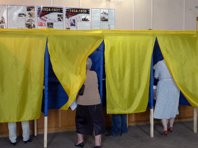 Властям Евросоюза известны, и ими приняты к сведению результаты "экзит-поллов" голосования на Украине, но комментировать их в Брюсселе намерены после получения доклада наблюдателей ОБСЕ