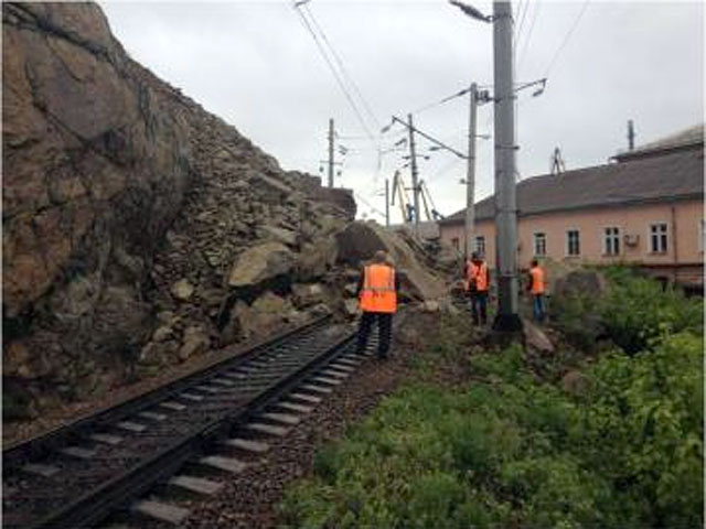 В Приморье часть скалы обрушилась на железную дорогу. В результате ЧП никто не пострадал, однако часть железнодорожного полотна оказалась под завалом