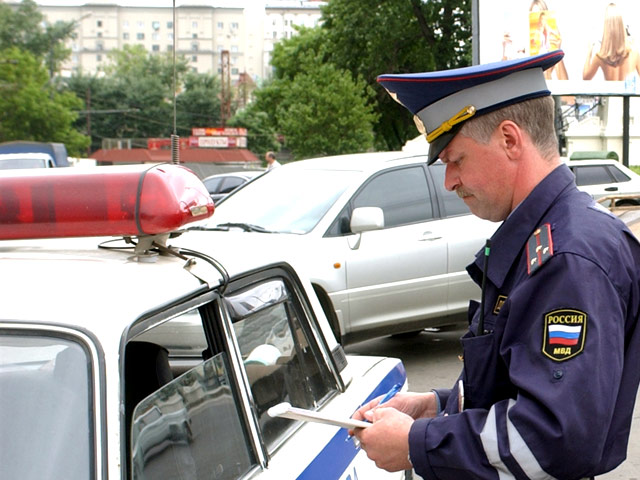 "В ходе проверки молодой человек заметно нервничал, предъявил закрытое портмоне с документами, в котором находился пакет с порошком розового цвета, предположительно амфетамином", - сказано в пресс-релизе