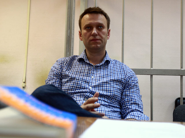 Оппозиционера Алексея Навального ненадолго отпустили из-под домашнего ареста, разрешив ему пройти осмотр у стоматолога