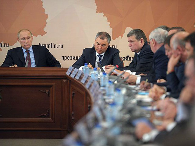 Президент РФ Владимир Путин заявил во время своей поездки в Иваново 26 мая, что законы о местном самоуправлении должны быть приняты в России в течении ближайших шести месяцев