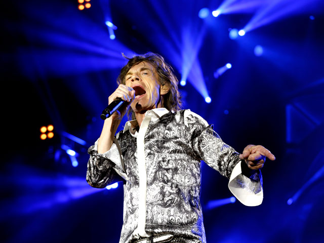 Легендарная британская рок-группа The Rolling Stones возобновила мировое турне, прерванное в связи с известием о самоубийстве подруги Мика Джаггера Лорен Скотт