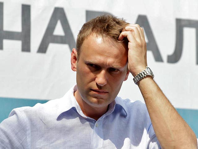 Оппозиционер Алексей Навальный, который накануне впервые за долгое время покинул свою квартиру, предварительно получив на это разрешение, как оказалось, нарушает условия нахождения под домашним арестом