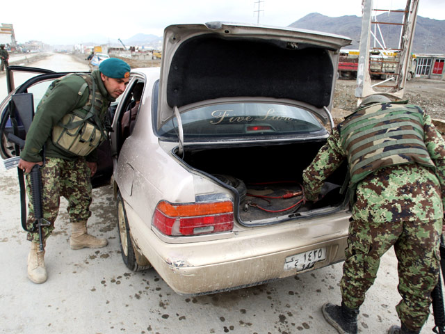 По меньшей мере два человека получили ранения в результате нападения в среду на автомобиль консульства Соединенных Штатов в городе Герат на западе Афганистана