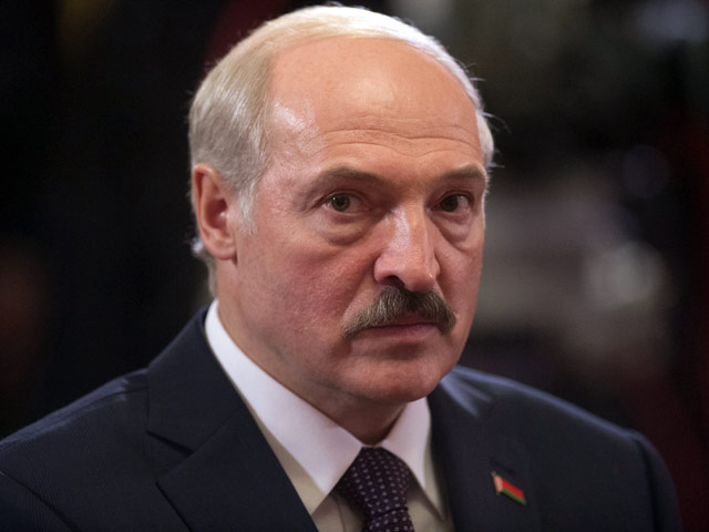 В ближайшее время президент Белоруссии Александр Лукашенко намерен подписать декрет, который, по сути, введет военное положение на селе, запретив колхозникам и совхозным рабочим менять сферу деятельности и переезжать в города
