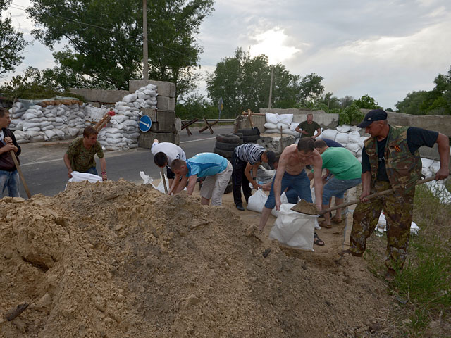 Местные жители помогают укреплять блокпост под Луганском, 25 мая 2014 г.