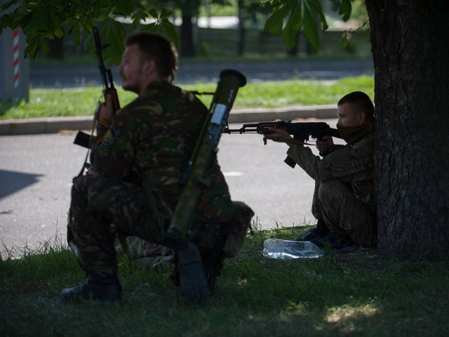 Украинские силовики собрали оружие, оставшееся от ополченцев, на одном из этажей аэропорта Донецка