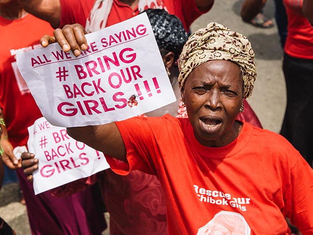 В Нигерии освобождены еще четыре школьницы из 221 похищенных в апреле боевиками исламистской группировки "Боко Харам" в населенном пункте Шибок