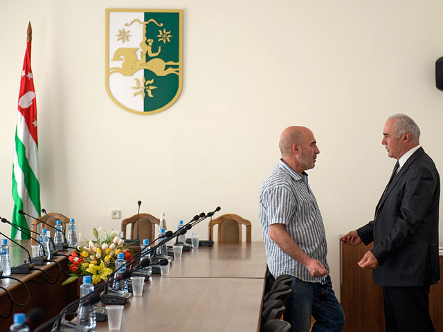 На поздней сессии Народного собрания Абхазии было принято постановление, в котором парламент обратился к президенту с страны Александру Анквабу с предложением досрочно сложить свои полномочия