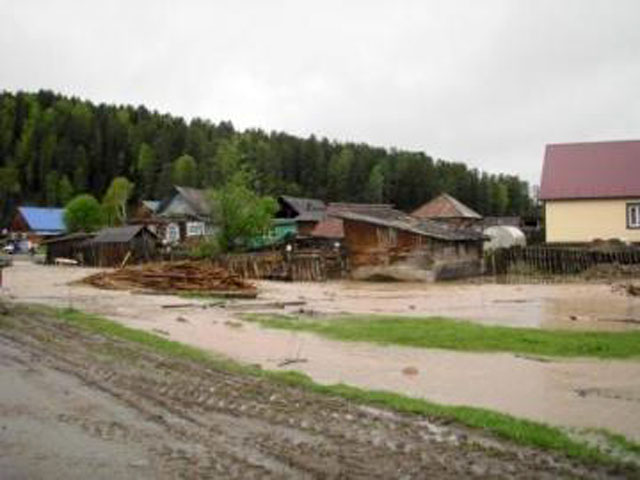 На всей территории республики Алтай введен режим ЧС: регион затоплен. Реки, превратившиеся после дождей в бурные потоки, смыли несколько автомобильных мостов