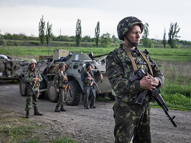 Один украинский военнослужащий погиб и еще двое получили ранения в результате обстрела неизвестными военного грузовика у границы Харьковской и Донецкой областей 29 мая