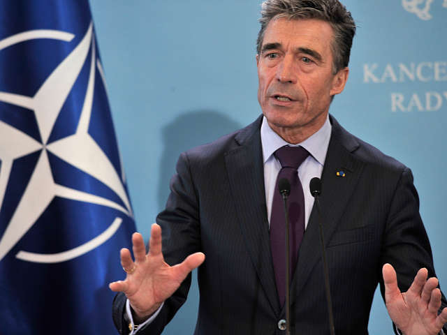 Генсек НАТО подчеркнул, что Россия внесла вклад в дестабилизацию ситуации на востоке Украины. По его словам, НАТО предпринимает действия, укрепляя коллективную оборону, а Украине обещано "более тесное сотрудничество". Он заверил, что политика открытых две