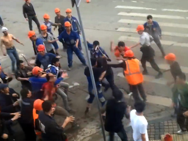 После драки в "Москва-Сити" полиция задержала почти полтысячи мигрантов После драки в "Москва-Сити" полиция задержала почти полтысячи мигрантов