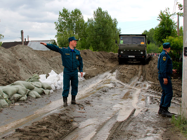 В пригородном поселке Сорокино (Бийск, Алтайский край) несколько десятков жилых домов затоплены вместе с крышами, а брошенные хозяевами животные пытаются спастись на обломках