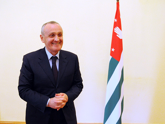 В Абхазии после досрочного ухода в отставку президента Александра Анкваба сменился и глава кабинета министров