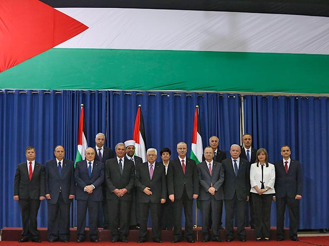 Глава Палестинской национальной администрации (ПНА) Махмуд Аббас привел к присяге министров нового палестинского кабинета национального согласия