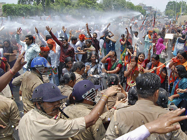 В Индии, возмущенной изнасилованием и убийством девочек из касты неприкасаемых в штате Уттар-Прадеш, продолжаются массовые протесты