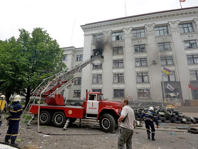 От взрыва неизвестного снаряда пострадало здание Луганской обладминистрации