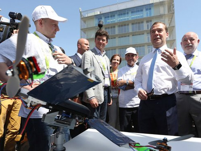 Премьер-министр России Дмитрий Медведев стал обладателем небольшого беспилотного летательного аппарата. Беспилотник главе правительства подарили во время его визита в научный городок "Сколково"