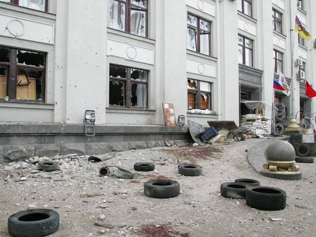 По данным очевидцев, снаряд попал в четвертый этаж Луганской облгосадминистрации. Жертвами атаки стали восемь мирных жителей. Еще 28 человек получили ранения различной степени тяжести