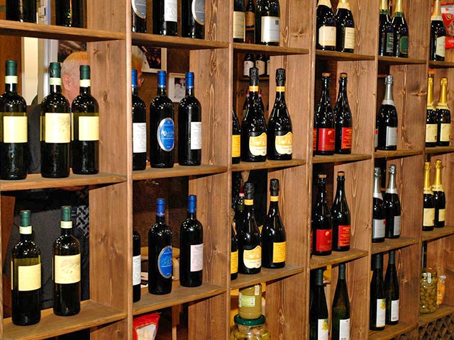 Федеральная служба по регулированию алкогольного рынка РФ (Росалкогольрегулирование) готовит приказ по установлению минимальных цен на вино