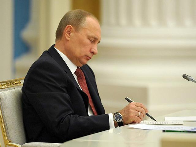Президент России Владимир Путин подписал ряд законов, большая часть которых в разное время вызывали в обществе резонанс