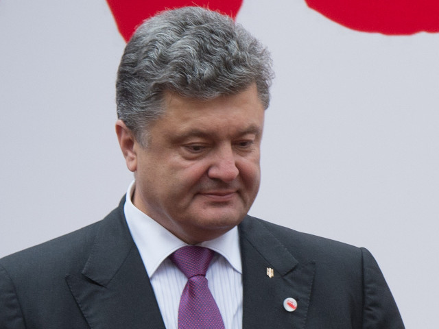 Избранный президент Украины Петр Порошенко, находясь в Варшаве, опроверг данные, что лидеру радикальной группировки "Правый сектор" Дмитрию Ярошу предложили занять одну из должностей в новом правительстве республики