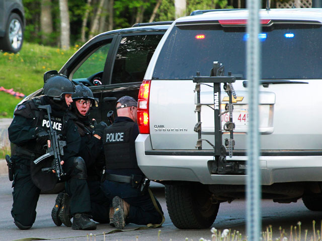 Канадская полиция проводит спецоперацию после того, как вооруженный до зубов преступник убил и ранил нескольких стражей порядка