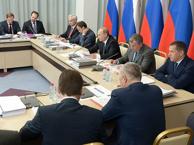В Астрахани на совещании по развитию топливно-энергетического комплекса президент России Владимир Путин поручил правительству докапитализировать "Газпром" для создания дополнительной инфраструктуры на Дальнем Востоке