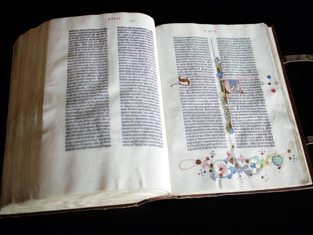 В Москве раскрыта дерзкое похищение книжной реликвии, датируемой XV веком. В руки преступников угодила Библия Иоганна Гутенберга, являющаяся одной из первых в Европе печатных книг