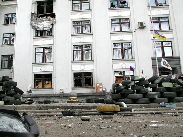 Скандал вокруг обстрела здания облгосадминистрации города Луганска, при котором погибли восемь человек, продолжает набирать обороты