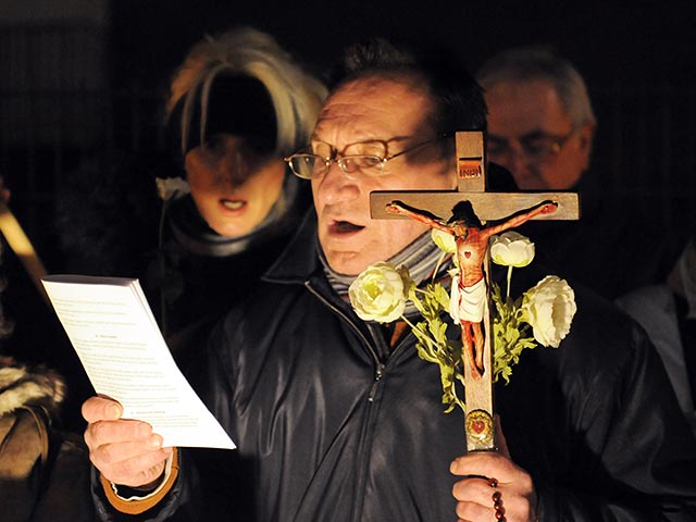 Польские католики и правые политики протестуют против показа "богохульного" спектакля аргентинского режиссера