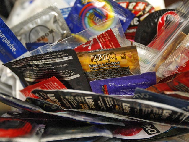 В Омской области полицейские конфисковали партию средств контрацепции, которые оказались фальшивыми. Всего из торговли изъято свыше десяти тысяч изделий