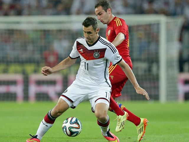 Нападающий сборной Германии по футболу Мирослав Клозе стал ее лучшим бомбардиром за всю историю