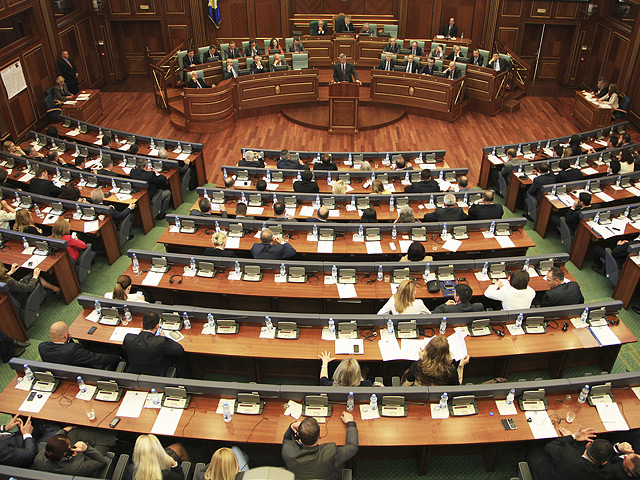 Правом выбрать 120 депутатов могут воспользоваться более 1,7 млн жителей края, при этом 20 мест в законодательном органе Косово будет гарантированно выделено меньшинствам, причем десять займут этнические сербы