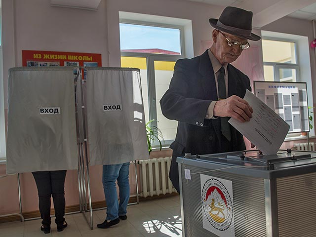 Председатель ЦИК Южной Осетии Белла Плиева сообщила, что на выборах в парламент Южной Осетии проголосовало около 44% избирателей. В КГБ Южной Осетии "Интерфаксу" сообщили, что выборы проходят в спокойной обстановке
