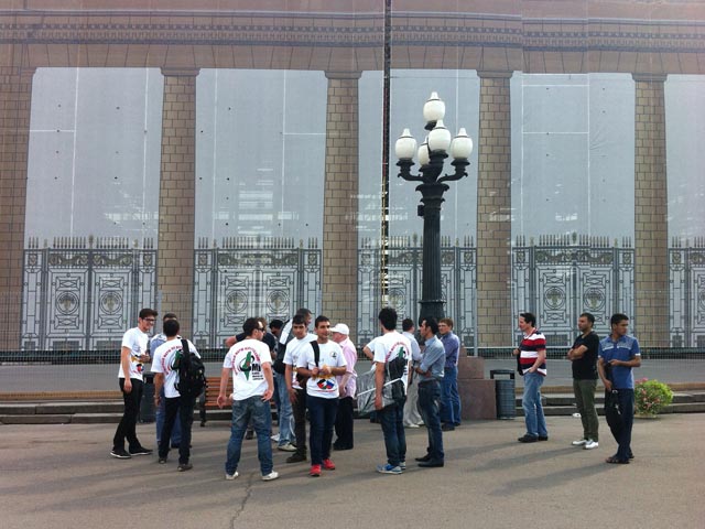 Около главного входа в Парк культуры имени Горького несколько десятков активистов приняли участие в манифестации.