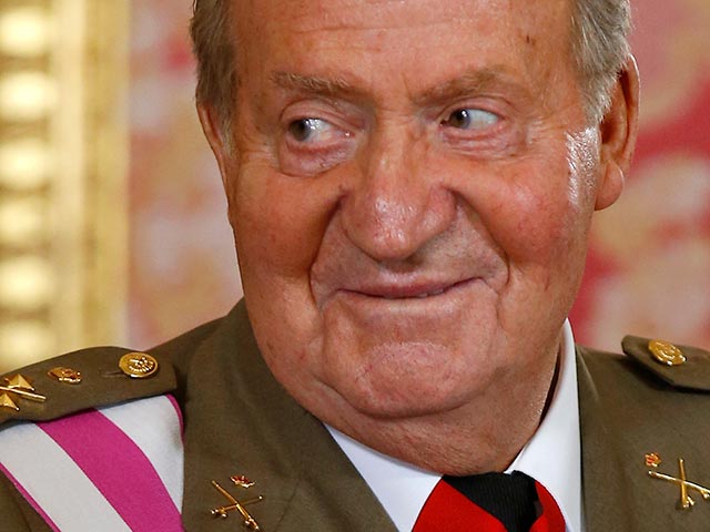 Король Испании Хуан Карлос заявил в частной беседе придворным, что решил передать трон своему 46-летнему сыну Фелипе, пока тот еще достаточно молод, чтобы наследник не старел в ожидании престола, как британский принц Чарльз