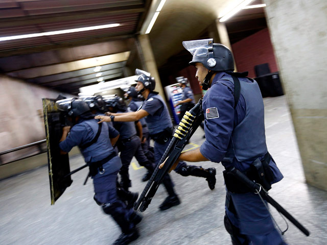 Полиция Сан-Паулу распылила слезоточивый газ, чтобы разогнать около 150 протестующих, которые вышли на демонстрацию в поддержку забастовки сотрудников метрополитена за несколько дней до старта чемпионата мира по футболу