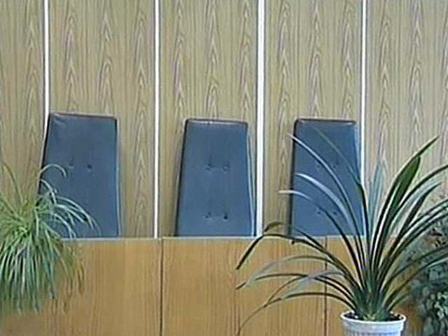 В прессу "утекли" фото с заключенными, позирующими в судейских креслах и с оружием